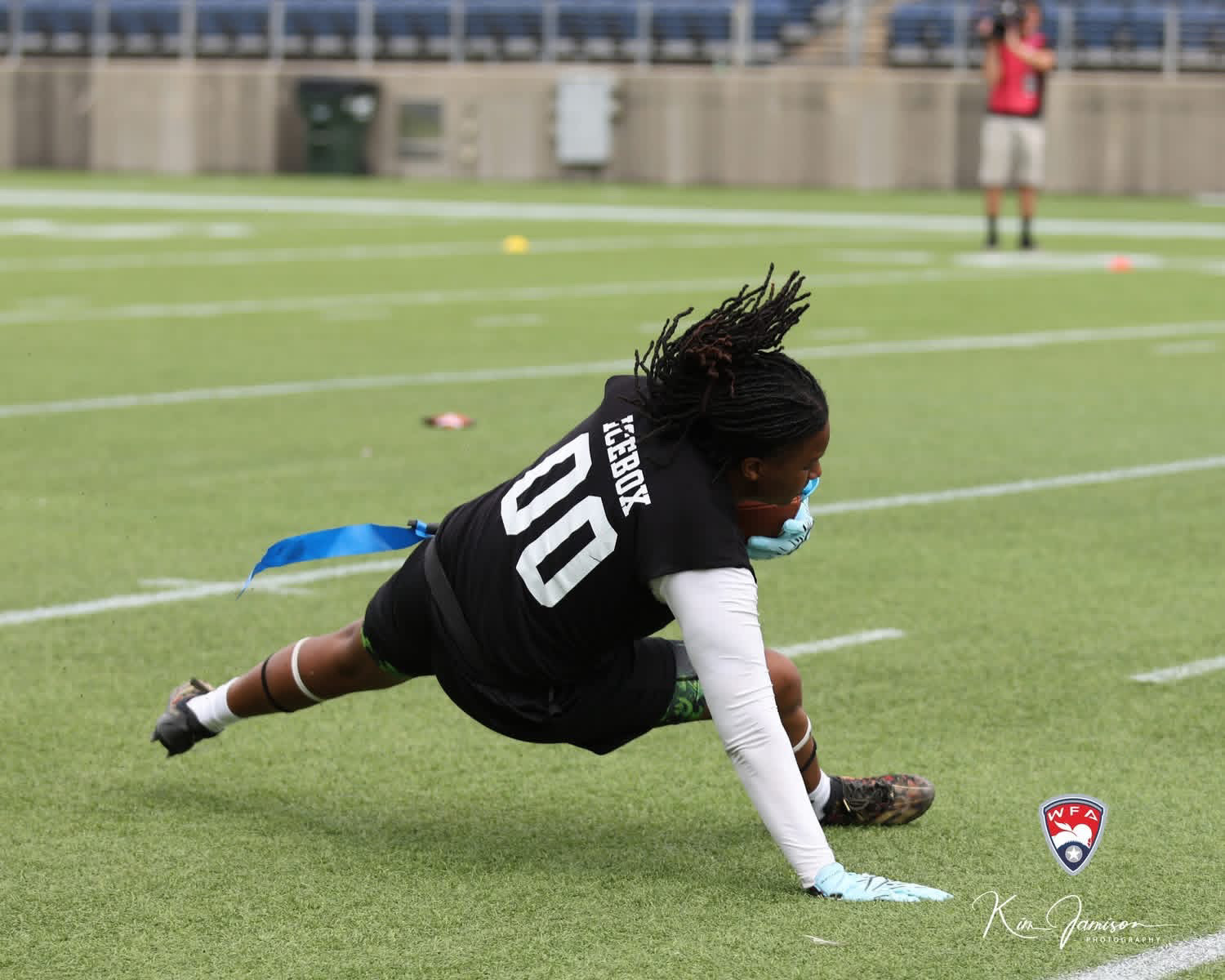 Icebox #00 diving for the catch