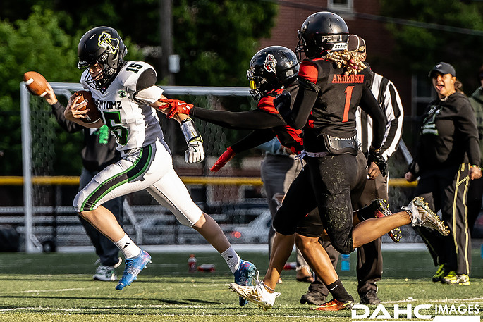 Phantomz runner breaks toward the sideline